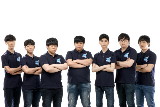 아프리카TV는 올 8월 블리자드엔터테인먼트의 온라인 총쏘기 게임인 '오버워치'의 프로게이머팀 'MiG'의 스폰서를 맡아 팀 이름을 '아프리카 프릭스 레드'와 '아프리카 프릭스 블루'로 바꿨다. '아프키라 프릭스 블루' 프로게이머 선수들이 포즈를 취하고 있다.  아프리카TV 제공